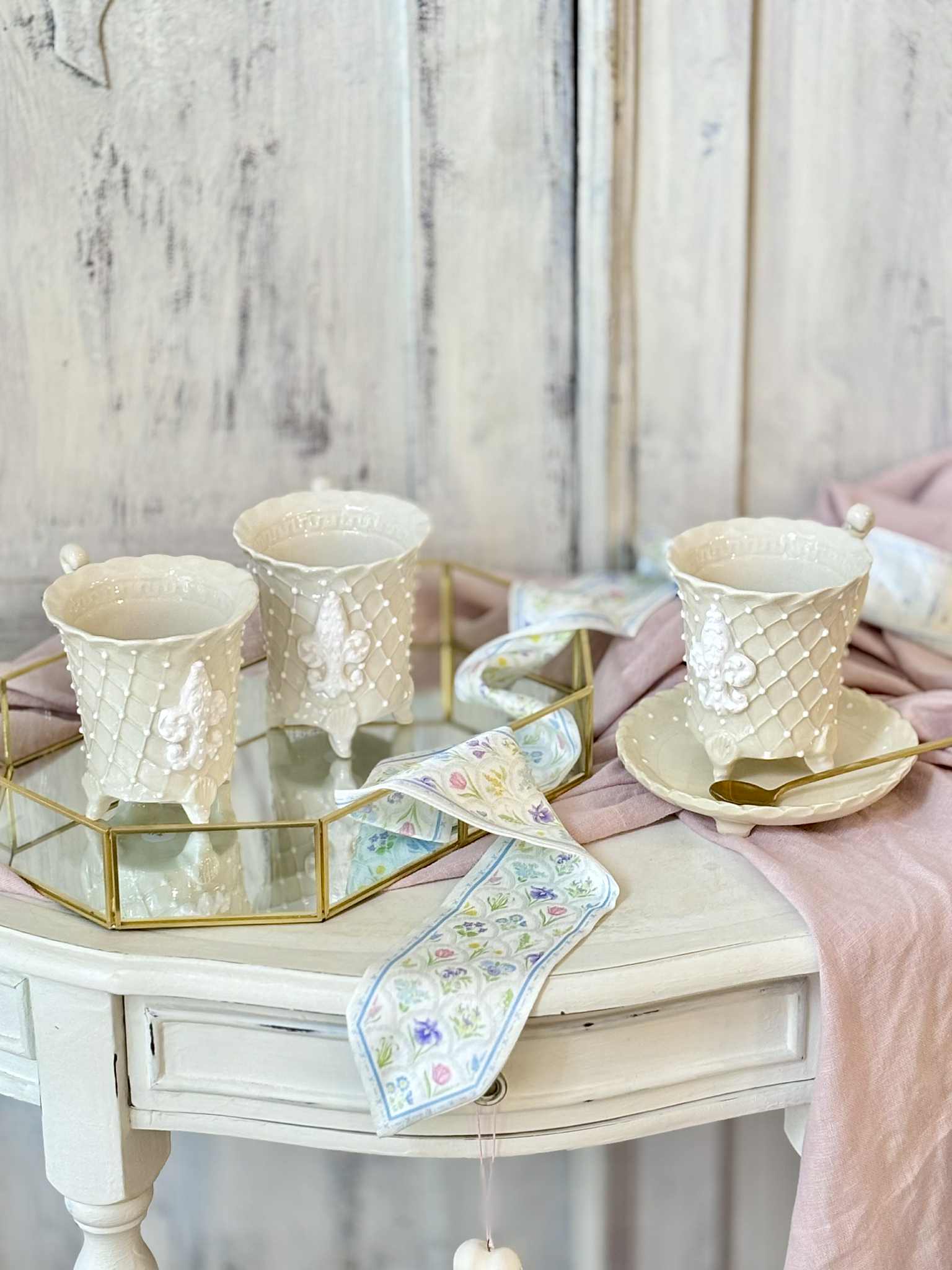 Puodelis Fleur de Lis baltais