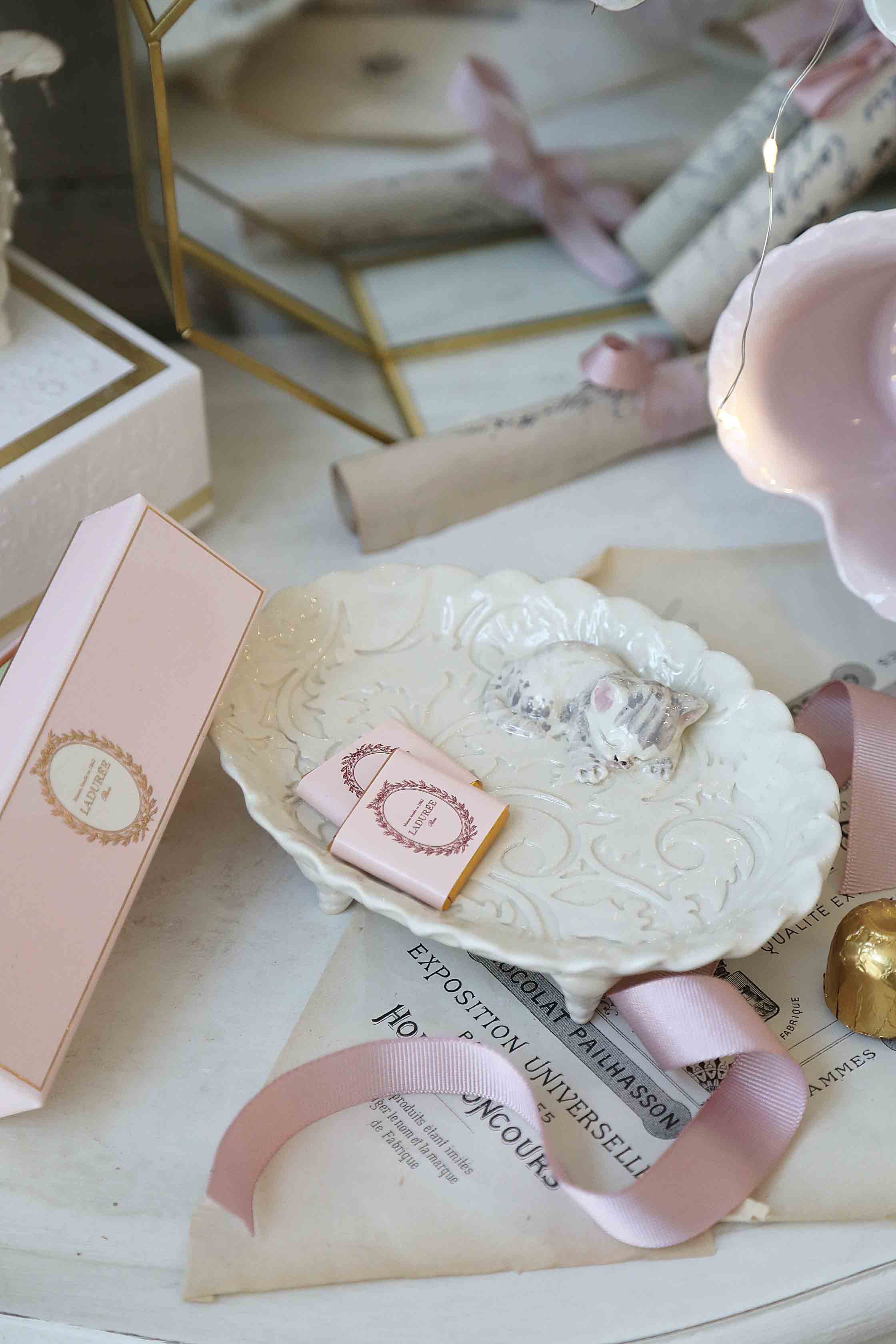 Padėkliukas su pilku Katinėliu