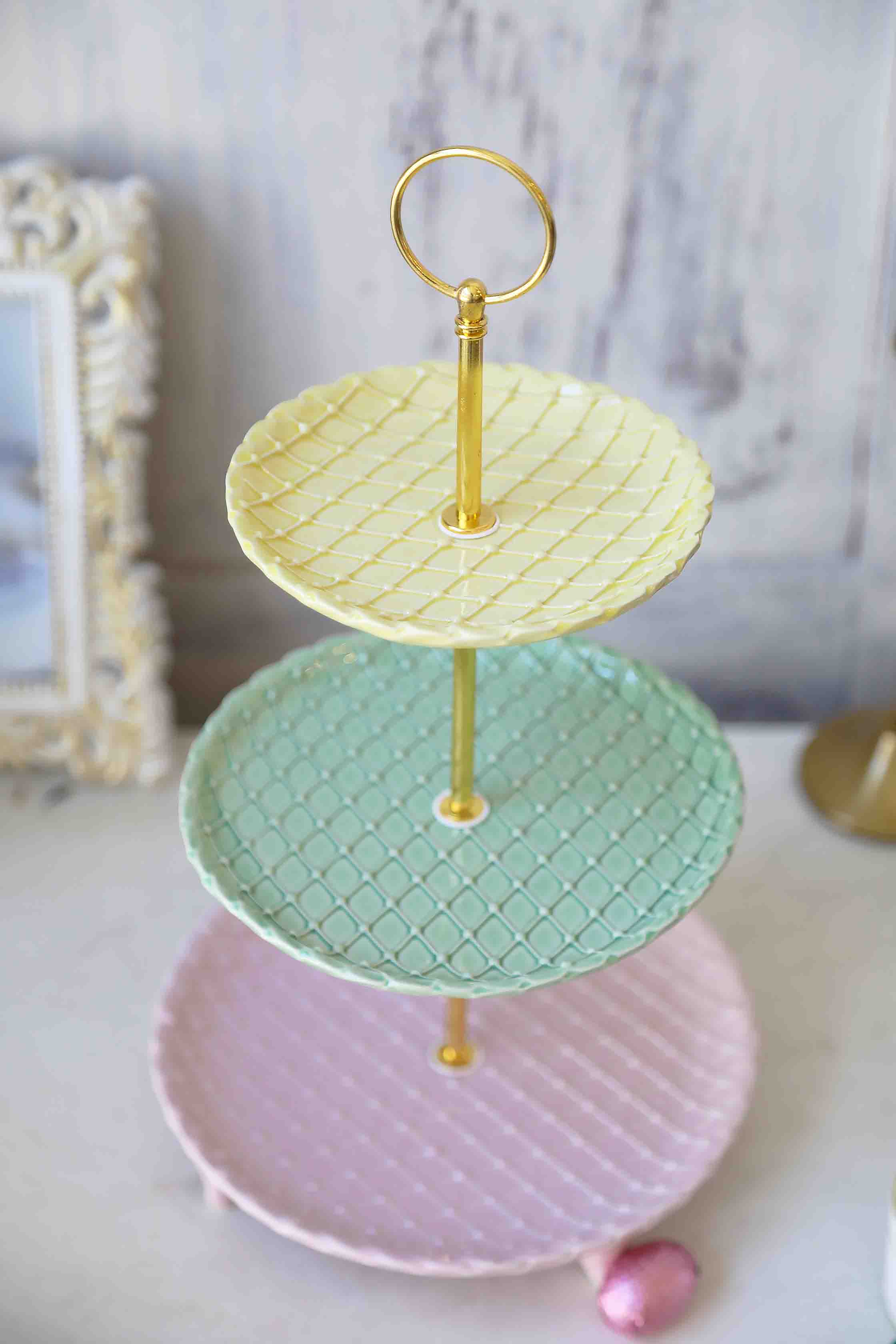 Triaukštė desertinė spalvota